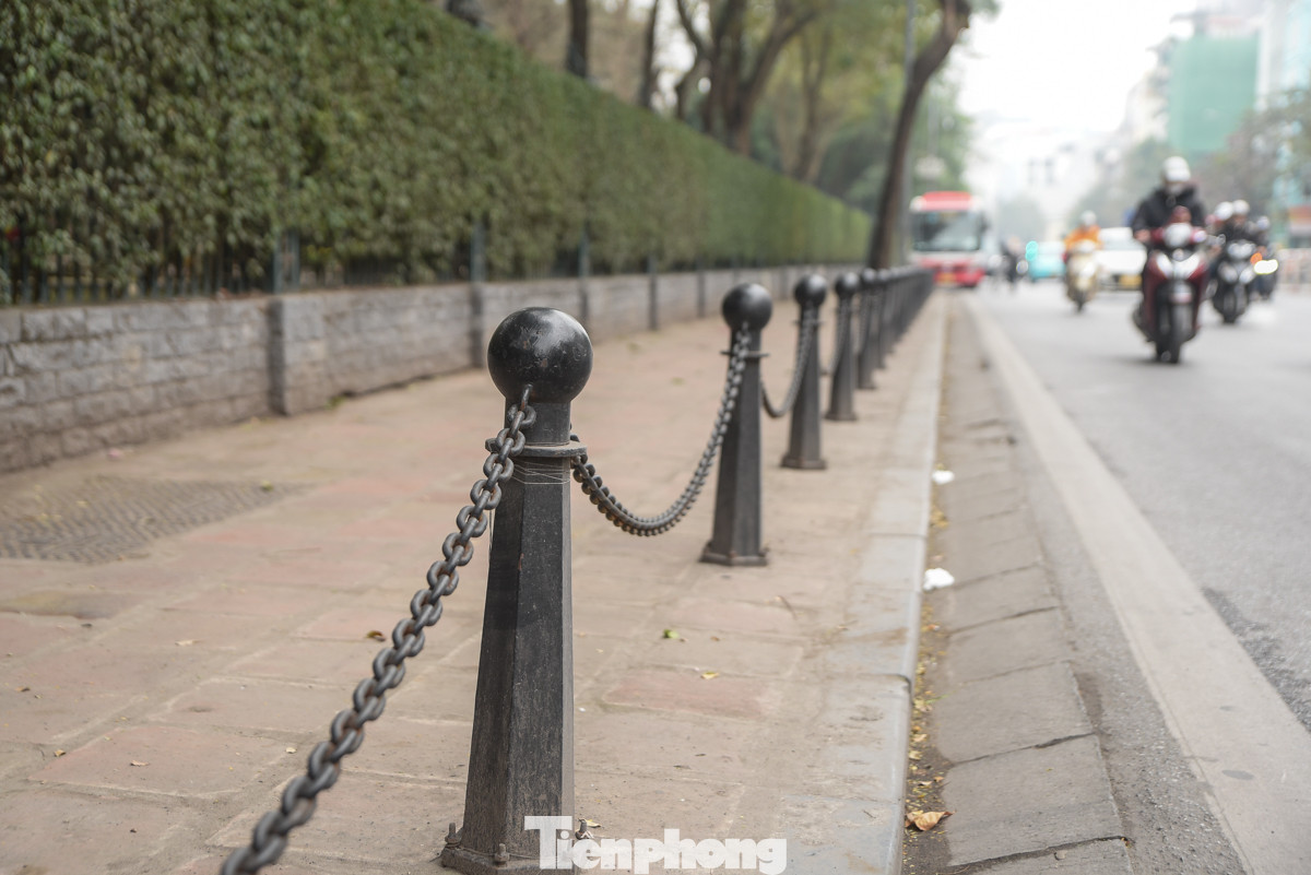 Ghi nhận tại đường Tôn Đức Thắng (quận Đống Đa) đoạn gần Văn Miếu Quốc Tử Giám cũng xuất hiện các rào chắn.