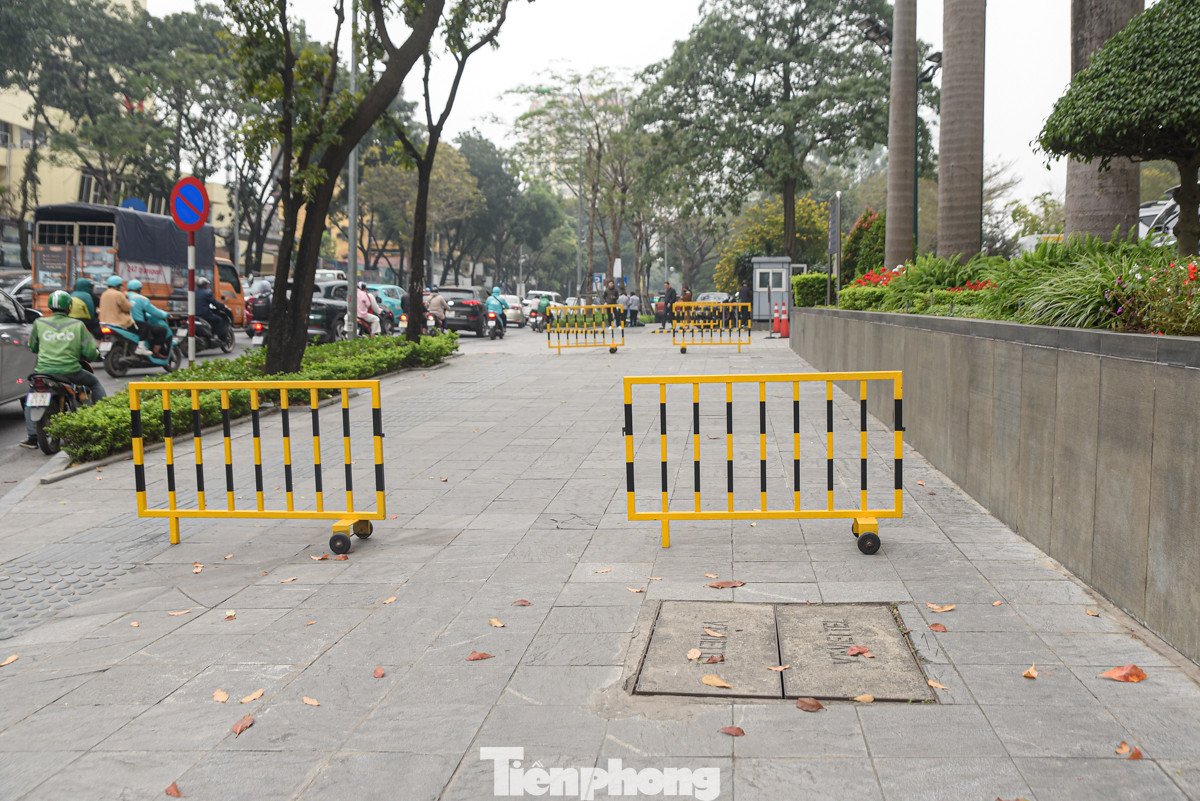Để ngăn các phương tiện lên vỉa hè, nhiều tuyến phố ở Hà Nội như: Huỳnh Thúc Kháng, Tôn Đức Thắng, Hoàng Quốc Việt, Trần Quốc Hoàn... đã áp dụng nhiều cách từ đổ bê tông, dựng rào chắn, đặt bồn hoa... để hạn chế tối đa tình trạng xe máy, ôtô leo lên vỉa hè làm nơi đỗ xe.