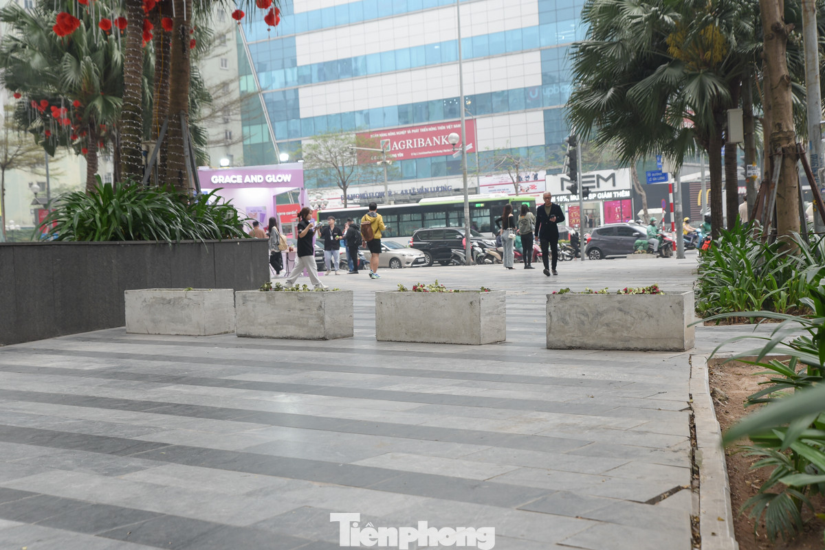 Tại tuyến đường Lê Văn Lương (quận Thanh Xuân), tại lối lên xuống của vỉa hè phía trước một số toà nhà được xây lên các bồn hoa để hạn chế lối đi của các phương tiện.