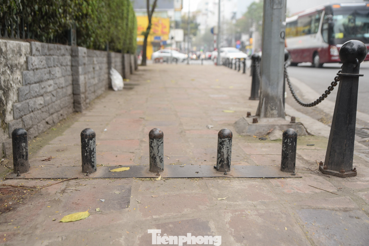 Ghi nhận tại đường Tôn Đức Thắng (quận Đống Đa) đoạn gần Văn Miếu Quốc Tử Giám cũng xuất hiện các rào chắn.