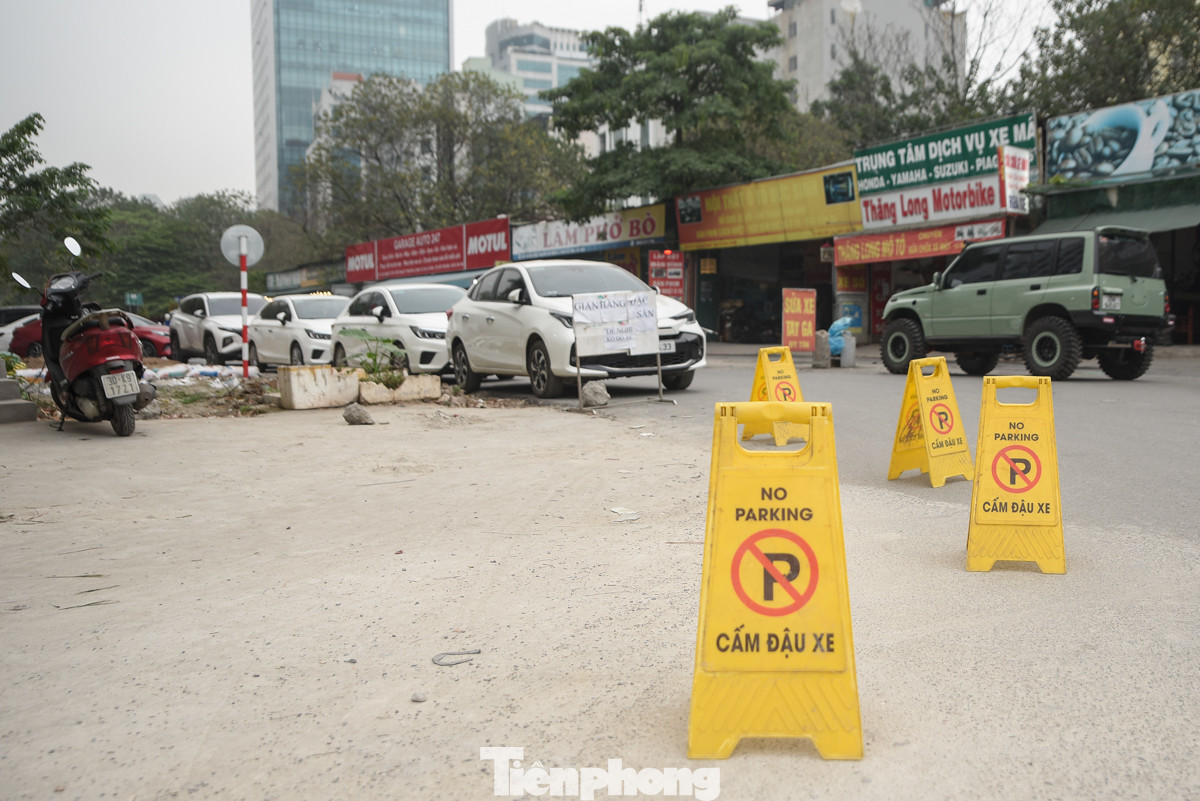 "Xe đỗ chắn hết mặt tiền, nhà tôi không thể buôn bán gì", chị Lê Minh Hằng (Chủ kinh doanh trên phố Tôn Thất Thuyết) chia sẻ. Chị Hằng cho biết, tình trạng ôtô đỗ tràn lan trên vỉa hè, lòng đường diễn ra hàng ngày trên phố Tôn Thất Thuyết, việc này gây ảnh hưởng trực tiếp đến vấn đề kinh doanh nên chị Hằng mới phải để tới 4 biển cảnh báo cấm đỗ xe trước cửa nhà.