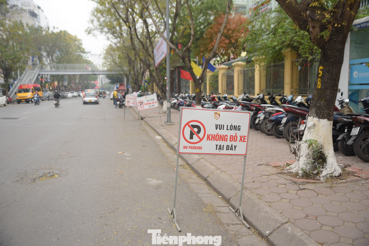 Trước cổng trường THPT Nguyễn Bỉnh Khiêm (quận Cầu Giấy) cứ vài mét lại có một biển báo cấm đỗ xe dưới lòng đường.