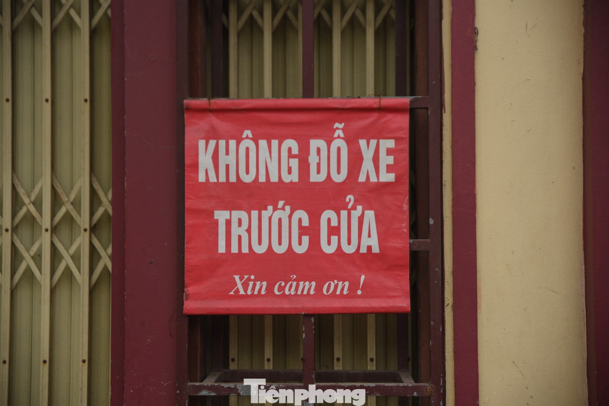 Một số gia đình sinh sống trên đường Hoàng Quốc Việt (quận Cầu Giấy) phải treo biển báo "không đỗ xe trước cửa" để cảnh báo các phương tiện.