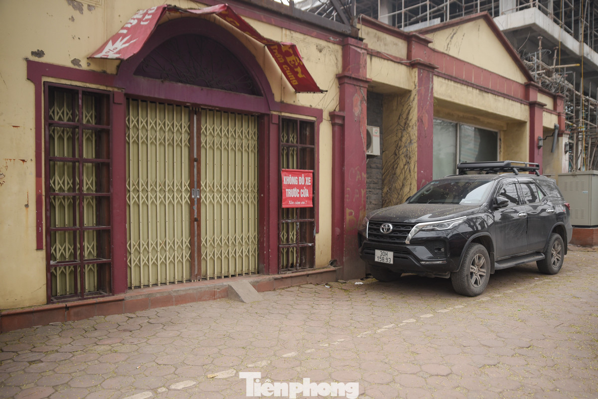 Một số gia đình sinh sống trên đường Hoàng Quốc Việt (quận Cầu Giấy) phải treo biển báo "không đỗ xe trước cửa" để cảnh báo các phương tiện.