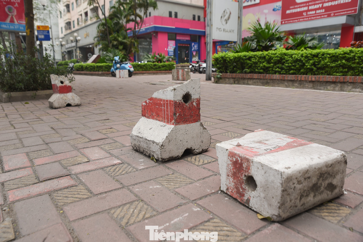 Cách đó không xa, một tòa nhà khác đã sử dụng các khối bê tông vỡ để chặn lối lên xuống.