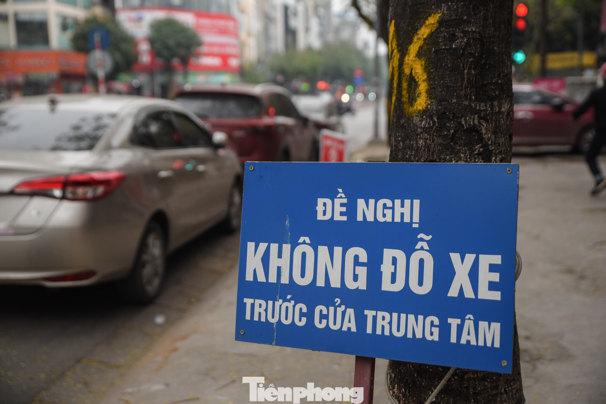Nhiều nhà, công ty trên phố Trần Quốc Hoàn (quận Cầu Giấy) tự dựng lên biển cấm đỗ xe vì tình trạng ôtô đậu tràn lan trên vỉa hè quá nhiều gây ảnh hưởng đến việc kinh doanh, buôn bán của họ.
