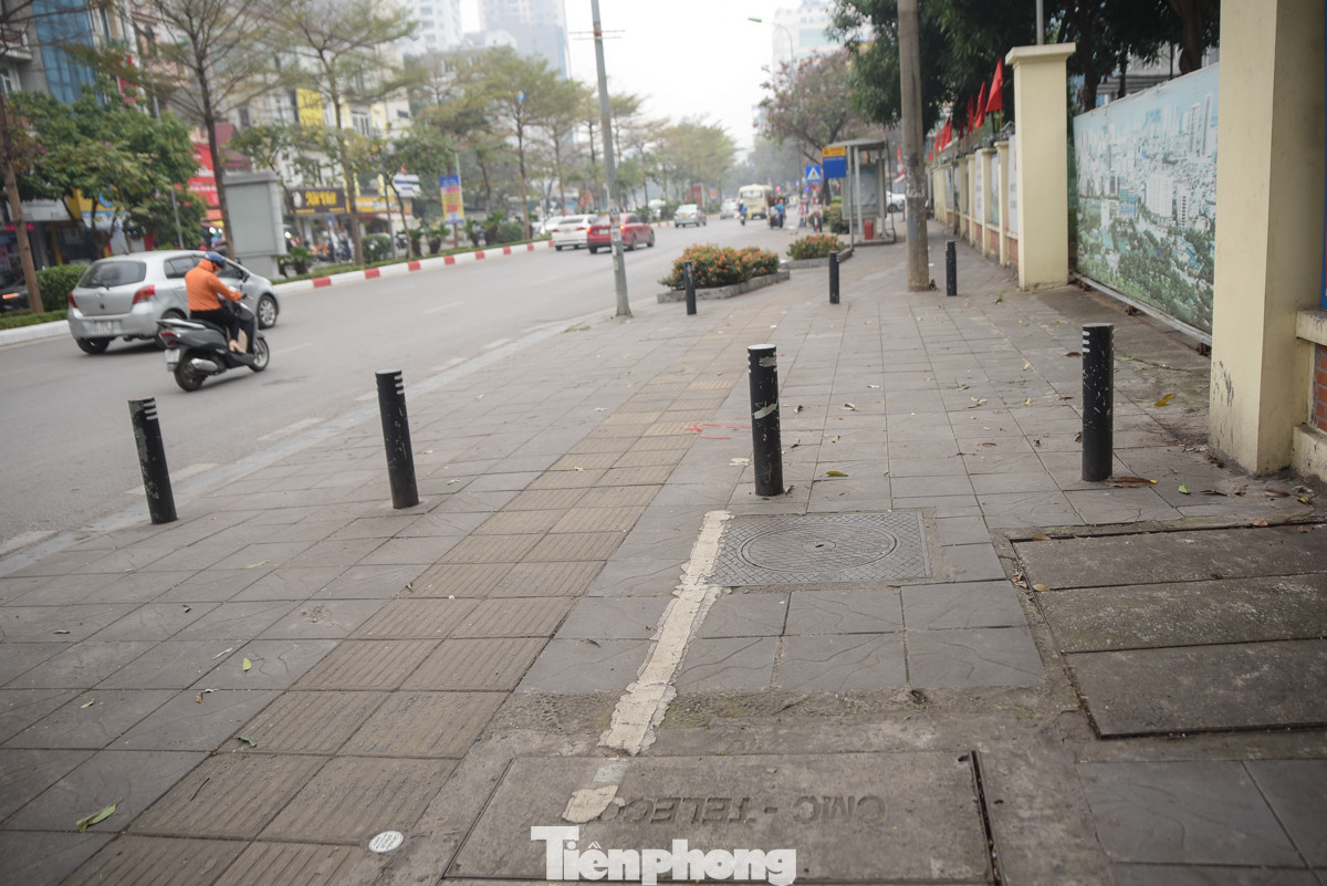 Cọc sắt trên vỉa hè phố Nguyễn Phong Sắc (quận Cầu Giấy).