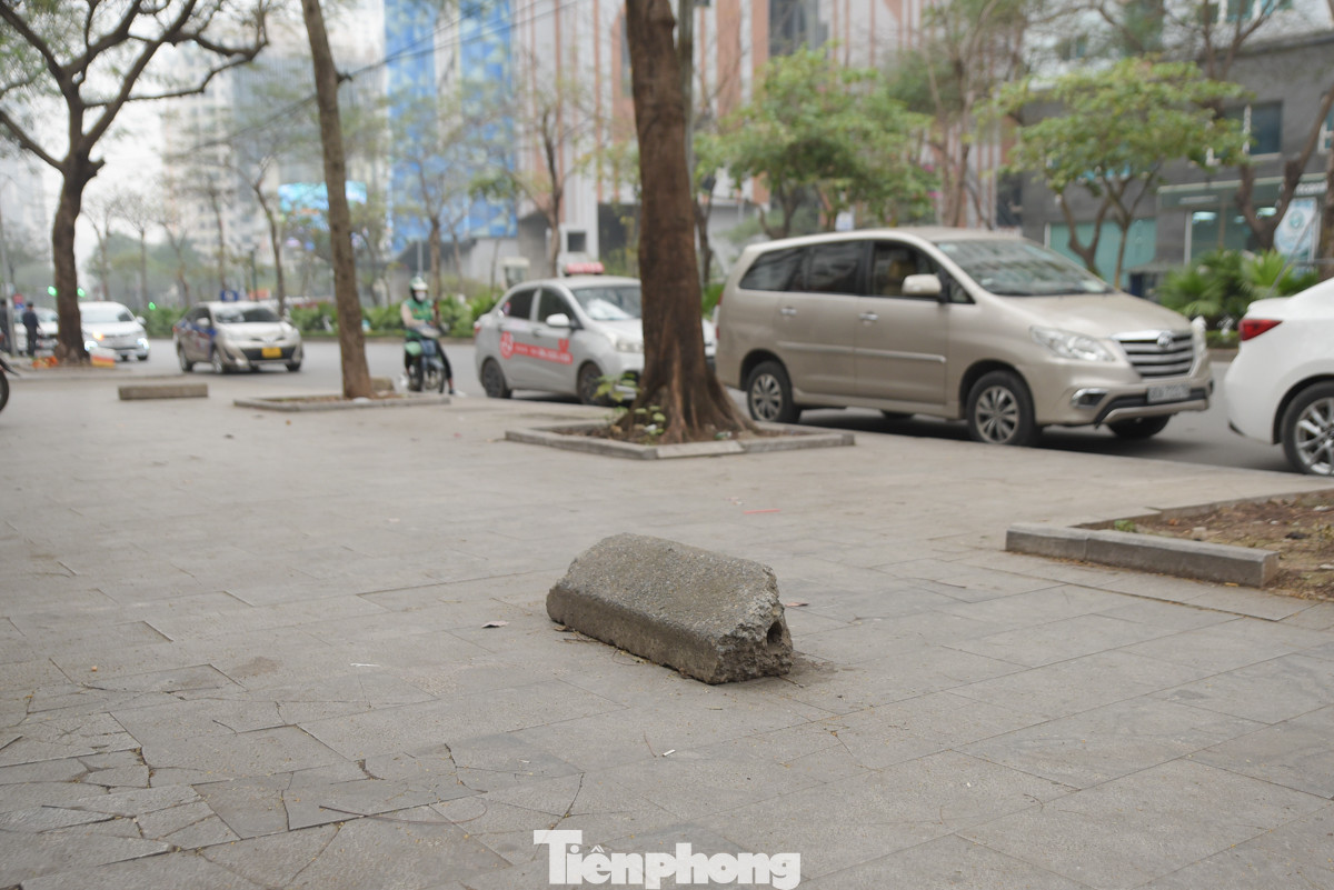Vỉa hè được chia đôi bằng khối bê tông nhằm ngăn ôtô. Theo người dân sống ở đây cho biết, vào giờ cao điểm mọi người thường đi lên vỉa hè khiến cho giao thông rất hỗn loạn nên mọi người mới nghĩ ra cách này.