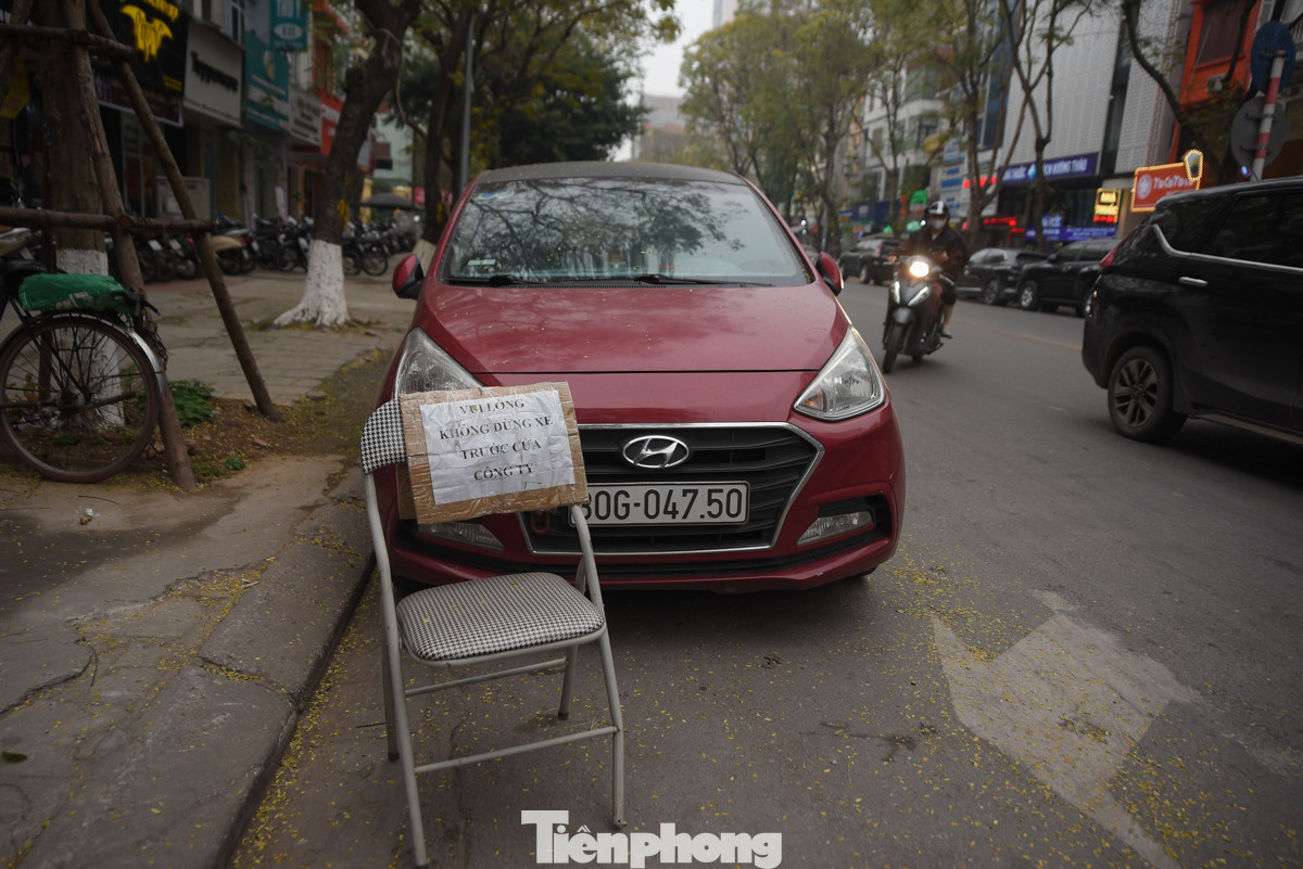 Nhiều nhà, công ty trên phố Trần Quốc Hoàn (quận Cầu Giấy) tự dựng lên biển cấm đỗ xe vì tình trạng ôtô đậu tràn lan trên vỉa hè quá nhiều gây ảnh hưởng đến việc kinh doanh, buôn bán của họ.