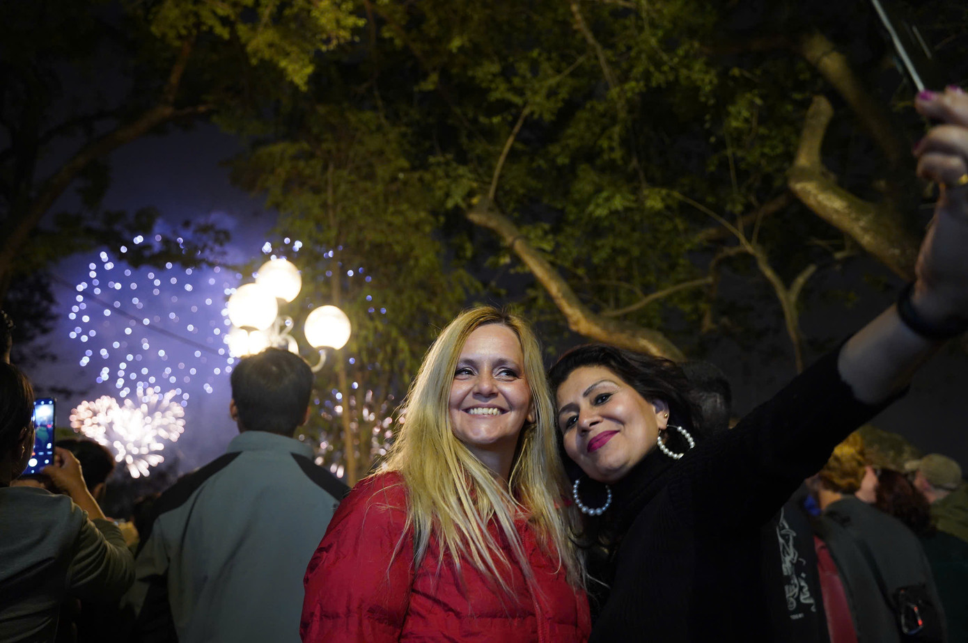 Pháo hoa đầy màu sắc trên nền trời đêm Thủ đô khiến người dân và du khách trầm trồ, thích thú.