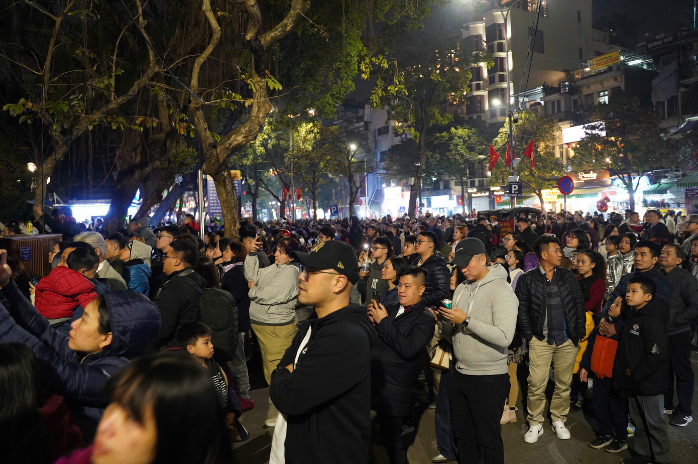 Pháo hoa đầy màu sắc trên nền trời đêm Thủ đô khiến người dân và du khách trầm trồ, thích thú.