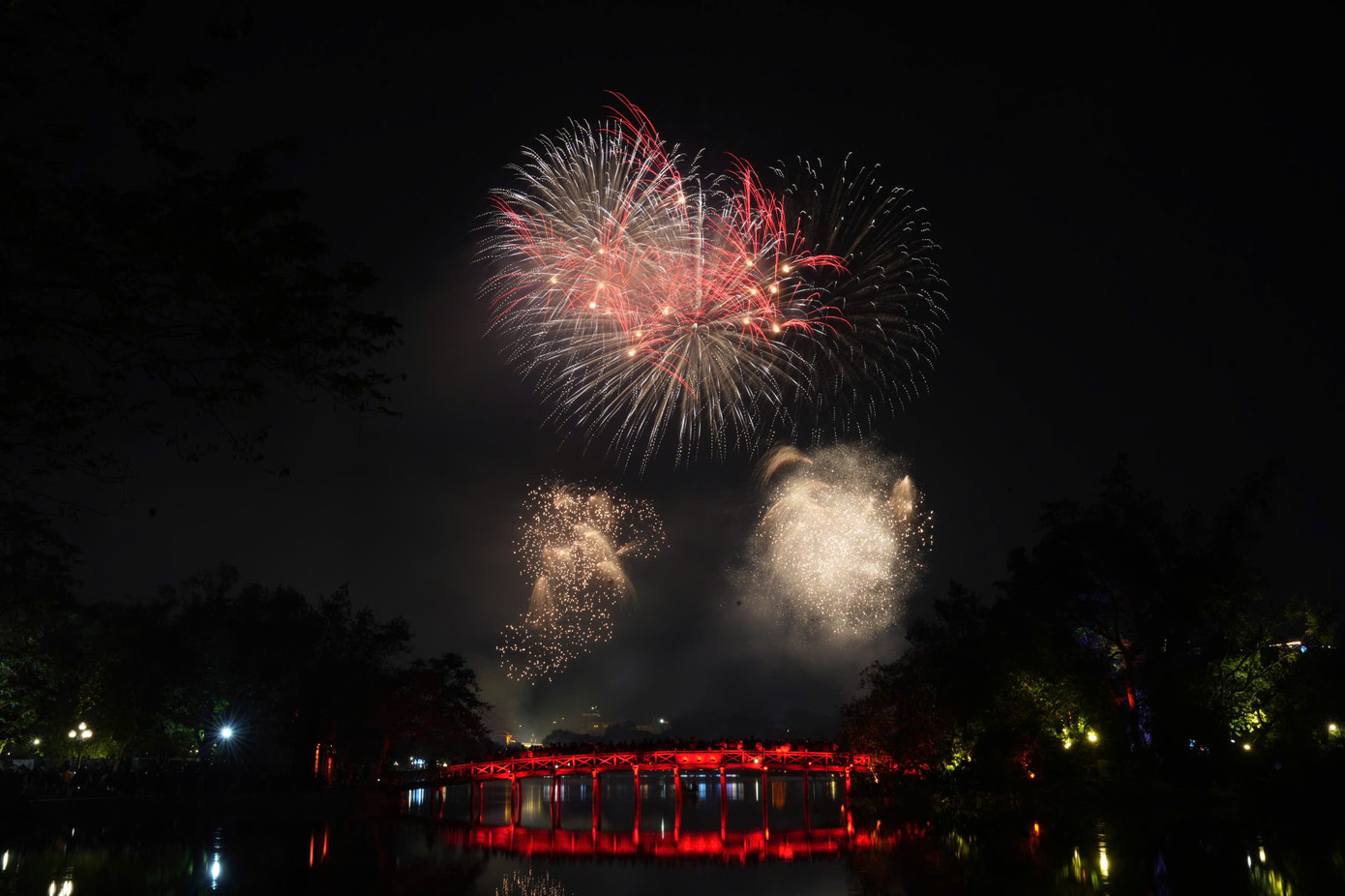 Pháo hoa rực sáng đón năm mới Ất Tỵ an lành, thịnh vượng ảnh 174 Pháo hoa rực sáng đón năm mới Ất Tỵ an lành, thịnh vượng ảnh 174