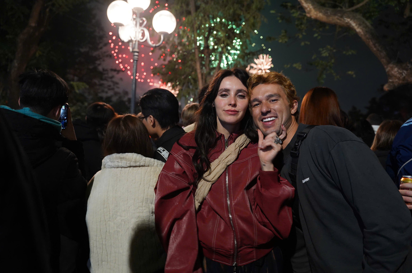 Pháo hoa đầy màu sắc trên nền trời đêm Thủ đô khiến người dân và du khách trầm trồ, thích thú.