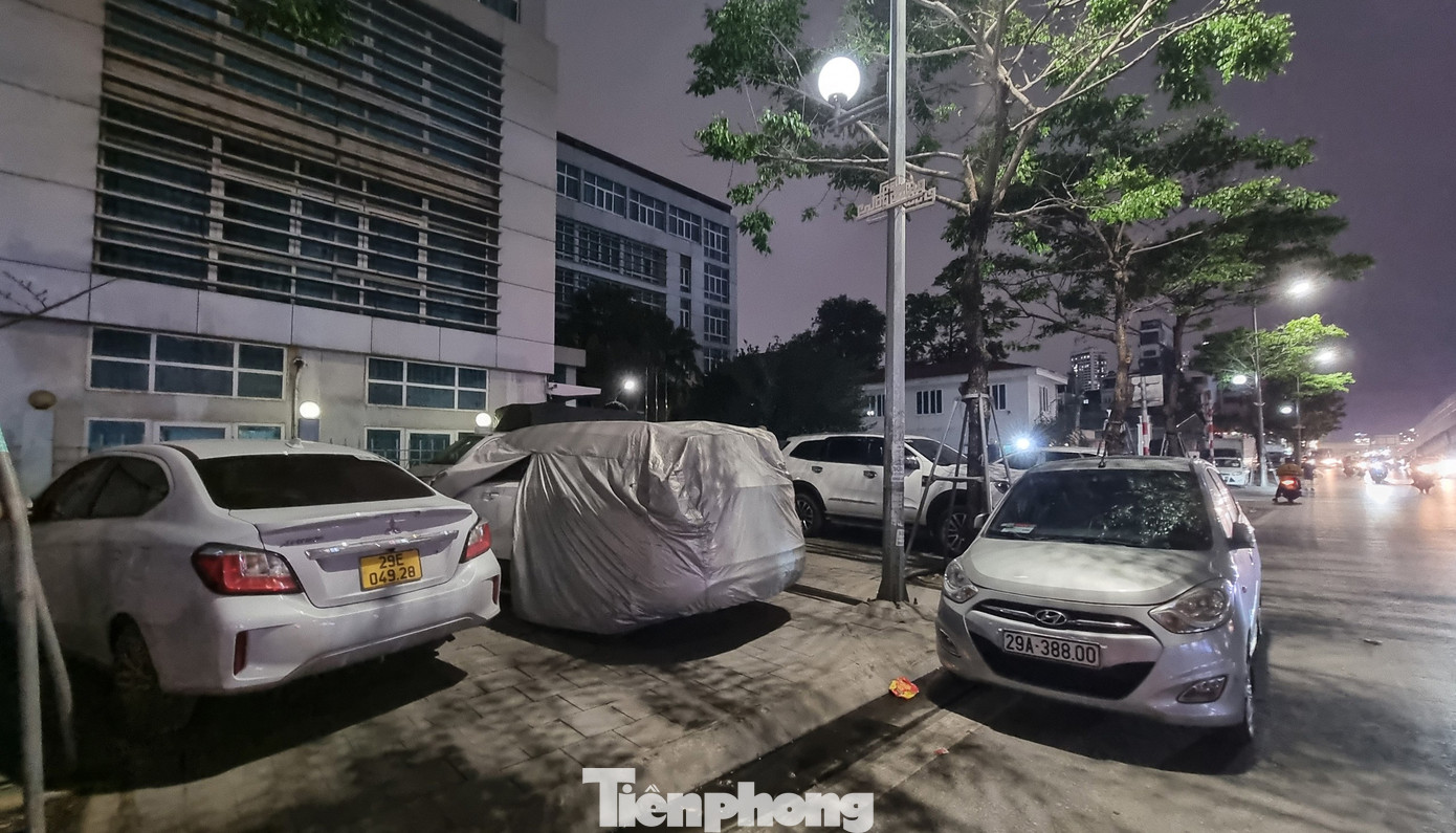 Tình trạng đỗ xe ôtô trái phép trên vỉa hè Phạm Văn Đồng diễn ra từ sáng đến đêm.