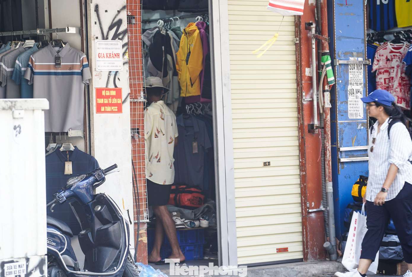 Một cửa hàng quần áo trên phố Hàng Đào chỉ hé một phần cửa để đón khách nước ngoài vào mua. Một cửa hàng quần áo trên phố Hàng Đào chỉ hé một phần cửa để đón khách nước ngoài vào mua.