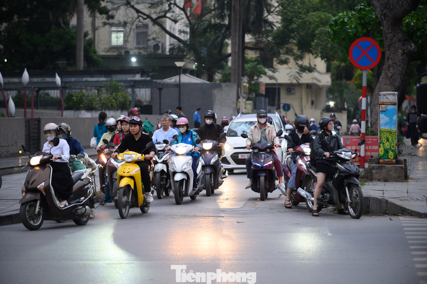 Lúc 18h, nhiều chủ phương tiện phải leo lên vỉa hè như “làn khẩn cấp”, lối đi của toà nhà hòng thoát khỏi cảnh tắc đường.