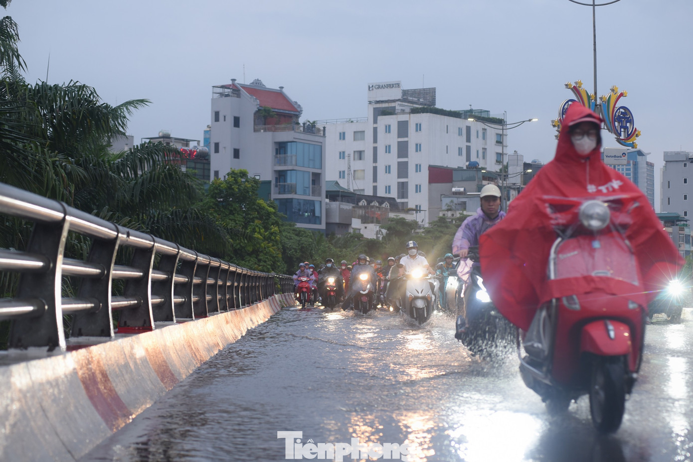 Hình ảnh Tiền Phong ghi lại chiều 15/5/2024, đường vành đai 2 xảy ra ngập úng sau cơn mưa kéo dài, người dân khó khăn di chuyển.