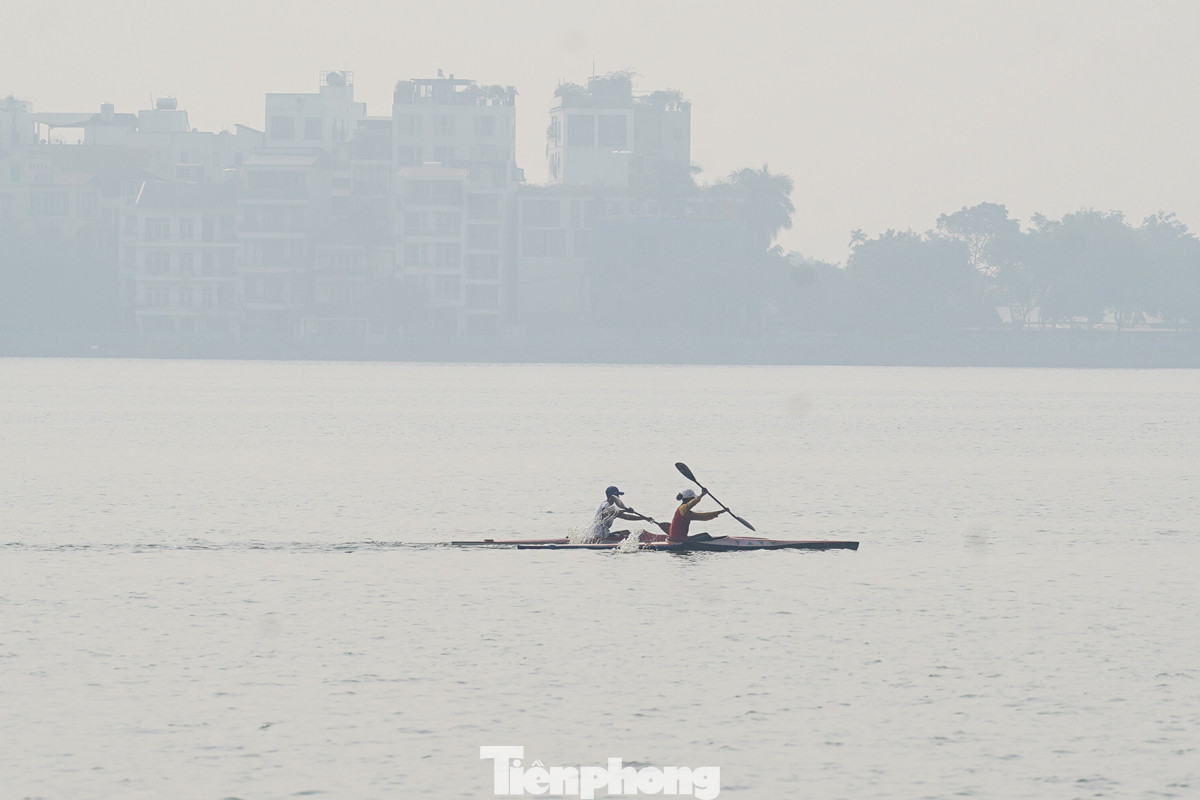 Lớp sương phủ kín mặt Hồ Tây.