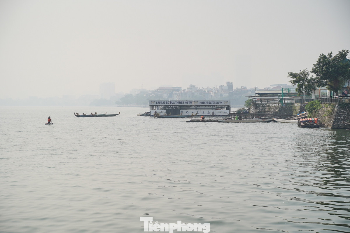 Lớp sương phủ kín mặt Hồ Tây.