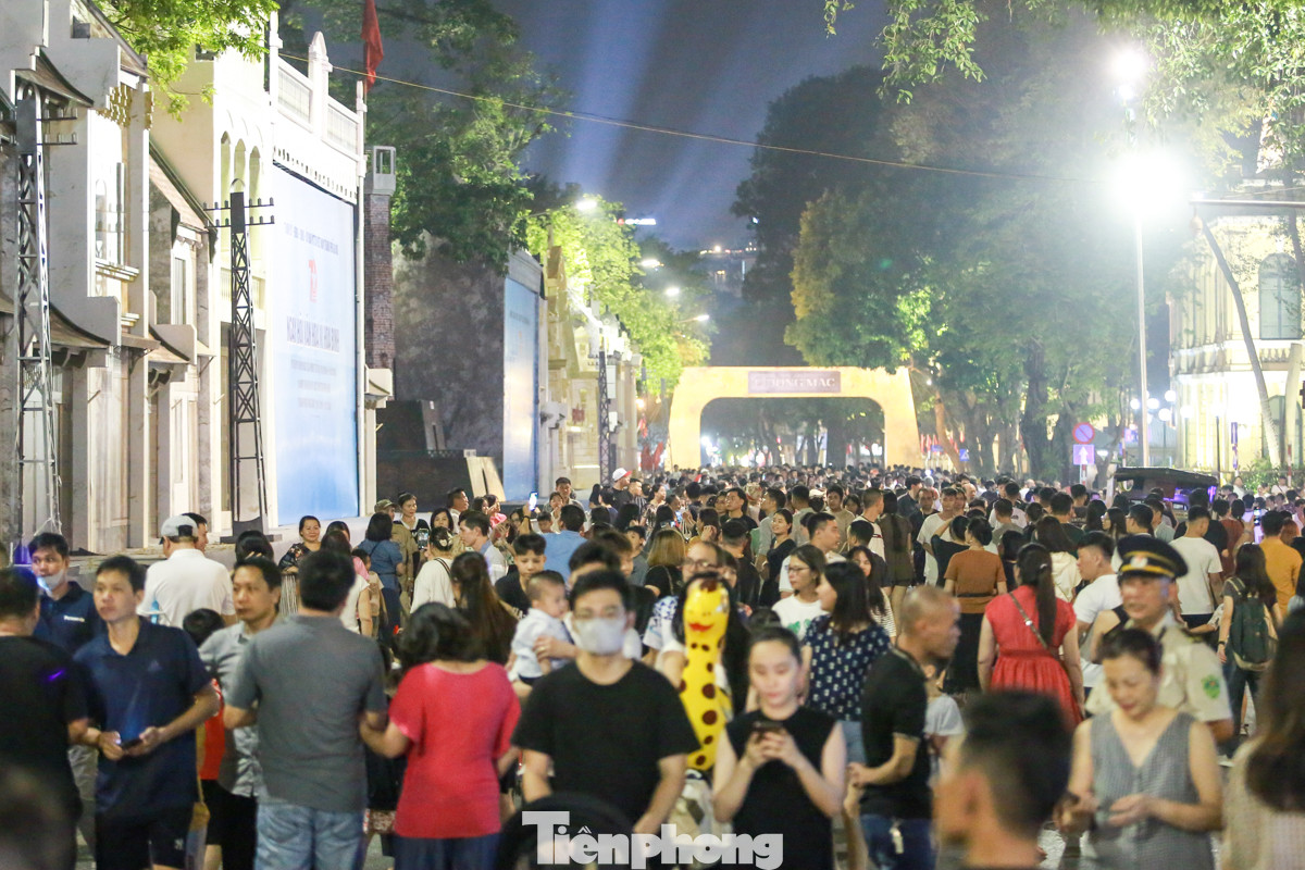 Tối 10/10, đông đảo người dân và du khách đã đến các con phố quanh Hồ Hoàn Kiếm để chào đón sự kiện đặc biệt này.
