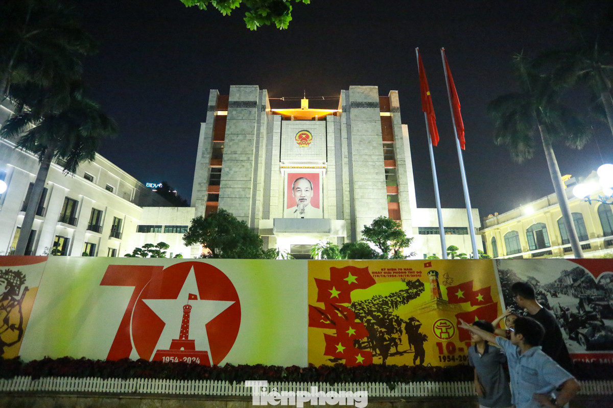 Nhân kỷ niệm 70 năm ngày Giải phóng Thủ đô, hàng ngàn người dân từ khắp mọi miền đổ về Trung tâm Thủ đô để lưu lại những khoảnh khắc trong dịp đặc biệt của Hà Nội.