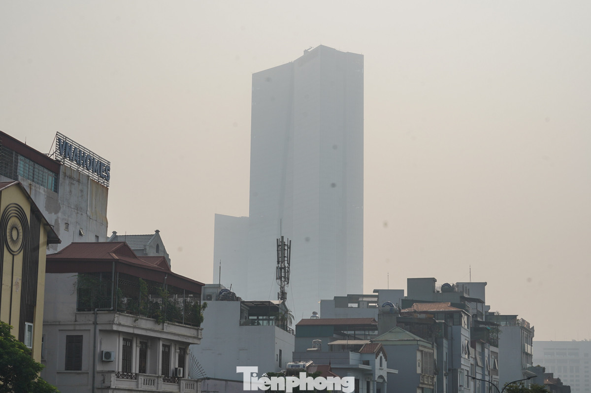 Những toà nhà cao chọc trời ẩn hiện trong màn sương.