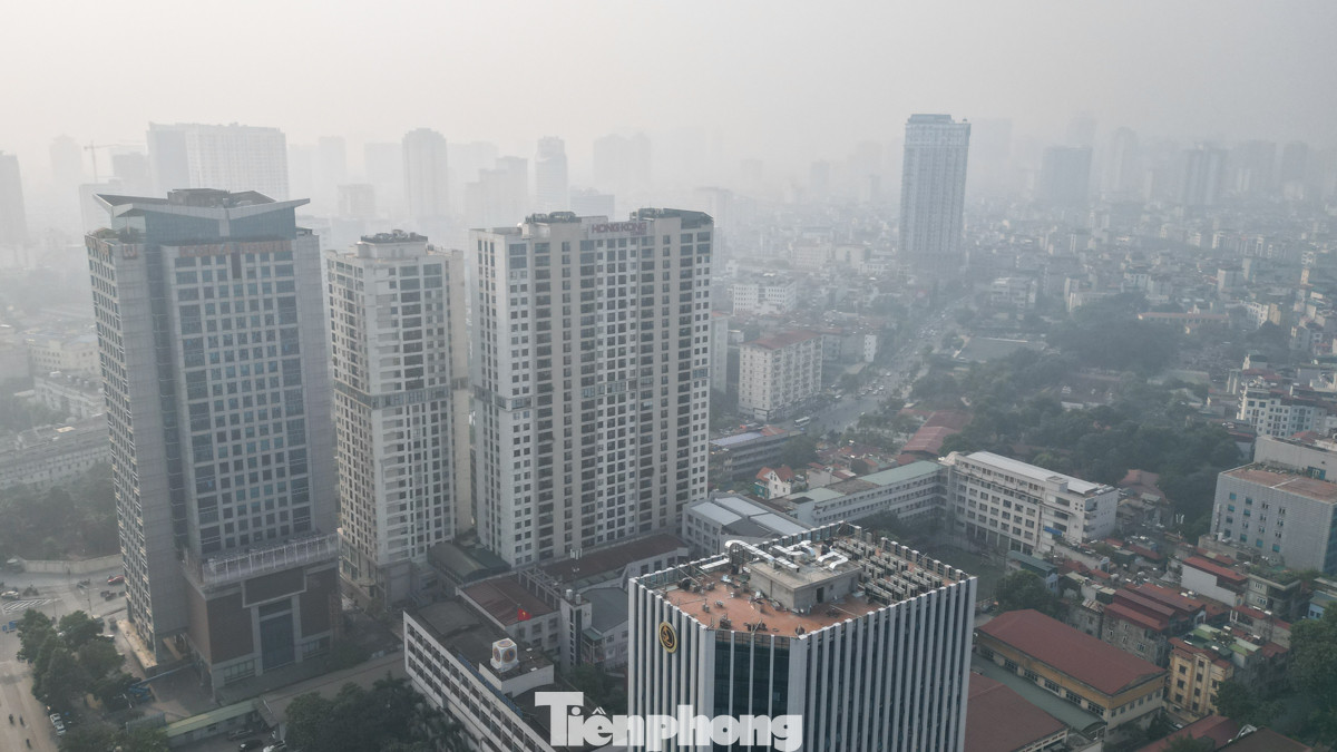 Bầu trời mù mịt khiến tầm nhìn hạn chế, người dân chỉ có thể quan sát những tòa nhà khi ở khoảng cách gần.