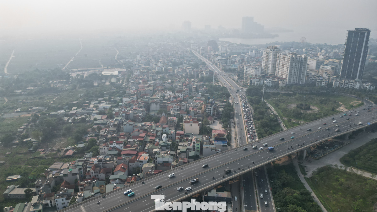 Bầu trời thành phố xám xịt.