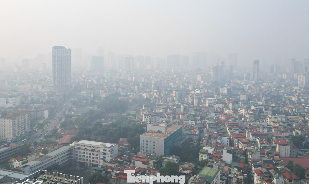 Từ sáng sớm 10/10, Thủ đô Hà Nội bị lớp sương mù dày đặc bao phủ, các tòa nhà cao tầng, khu chung cư bị che khuất bởi màu trắng đục.