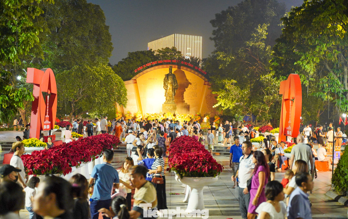 Vườn hoa Lý Thái Tổ lúc hơn 21 giờ vẫn tấp nập người.