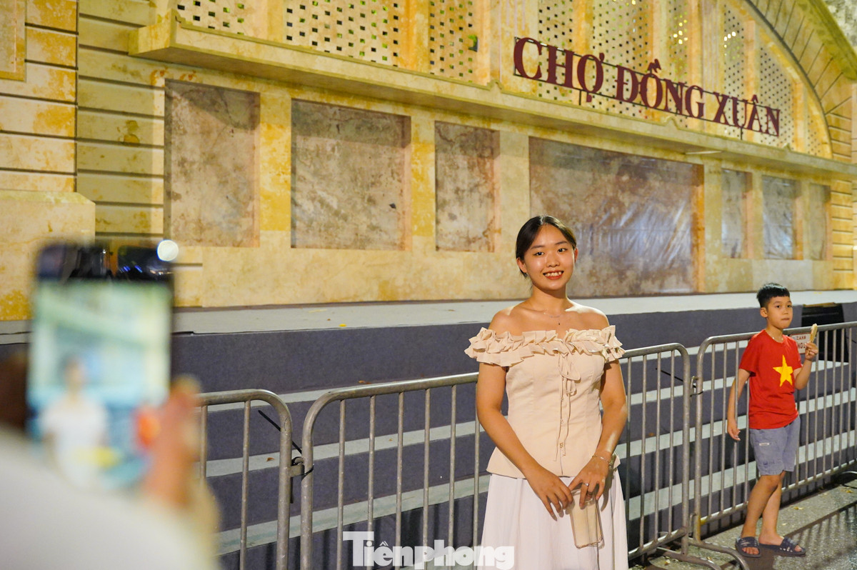 "Minh dành cả ngày hôm nay để tận hưởng mùa thu Hà Nội, dạo quanh các con phố và kết thúc ngày tại Hồ Gươm", một bạn gái chia sẻ.