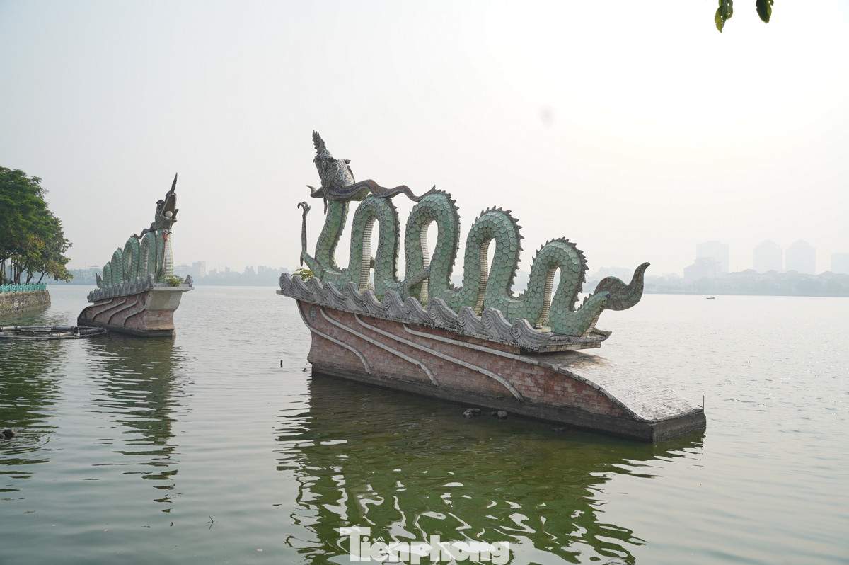 Đường ven Hồ lúc hơn 9 giờ chưa thấy bóng mặt trời.