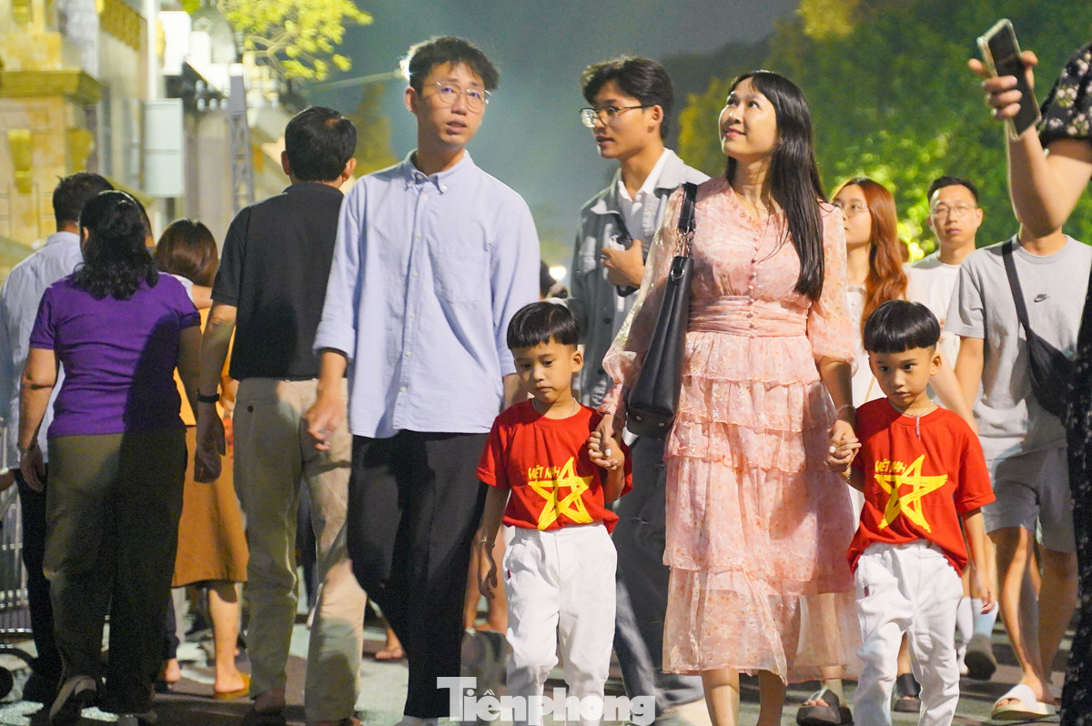 Nhiều gia đình cùng nhau xuống phố.