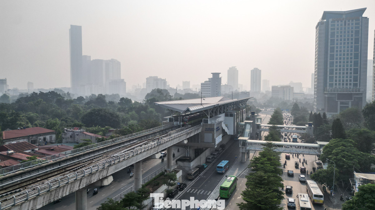 Tại khu vực Cầu Giấy lúc 8 giờ 30 bị bao phủ bởi màn sương.