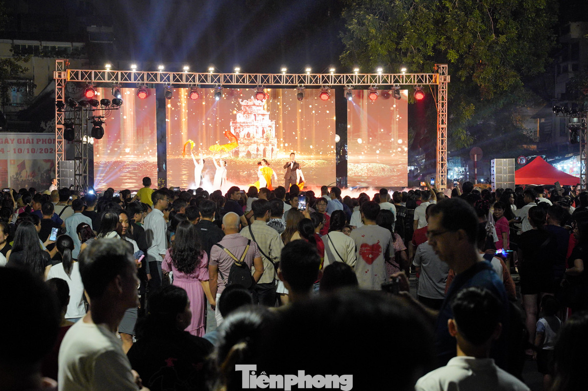 Chương trình nghệ thuật đặc sắc nhân dịp kỷ niệm 70 năm Ngày giải phóng Thủ đô thu hút đông đảo người dân.