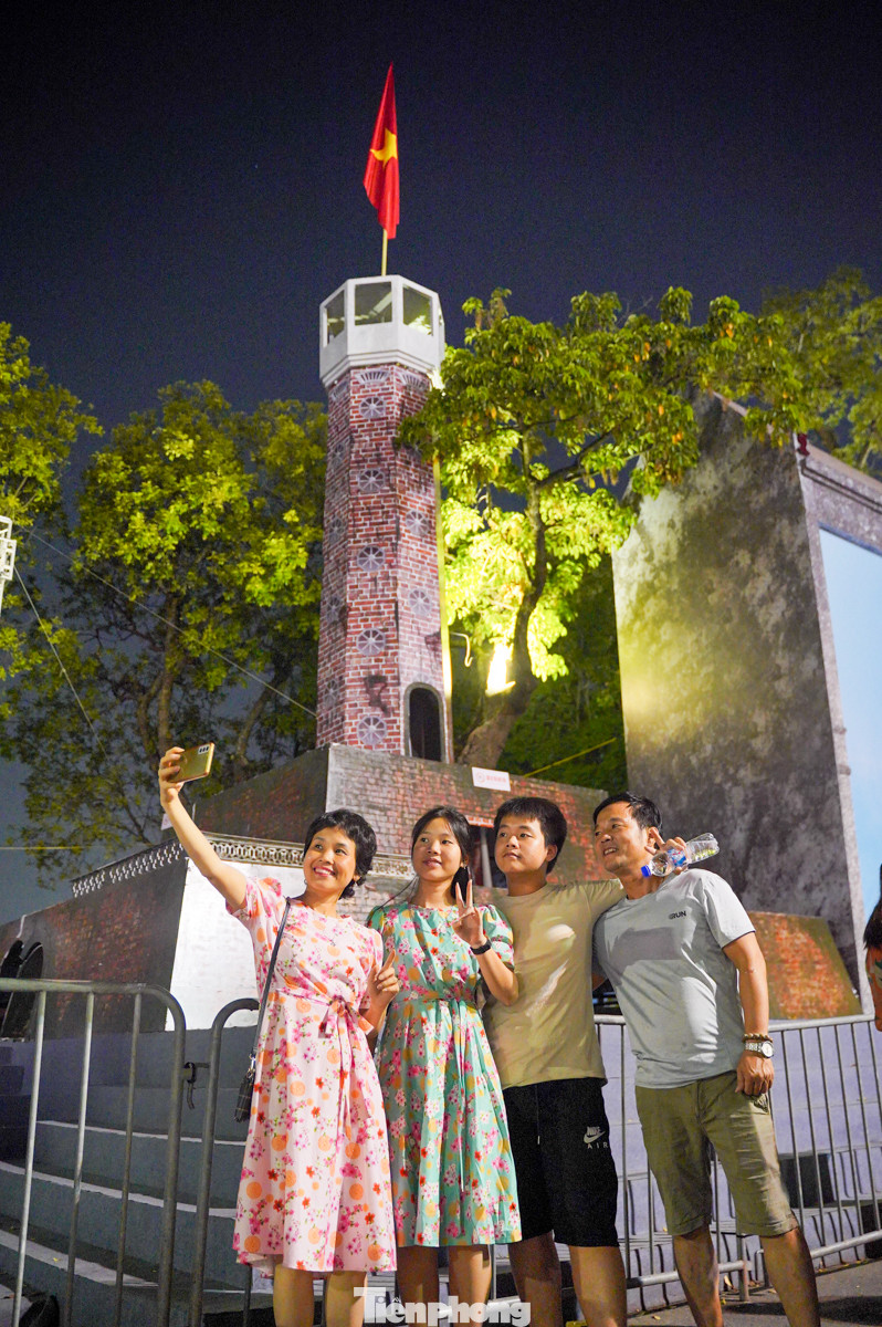 Các gia đình tranh thủ lưu lại những hình ảnh bên các di tích tiêu biểu của Hà Nội.