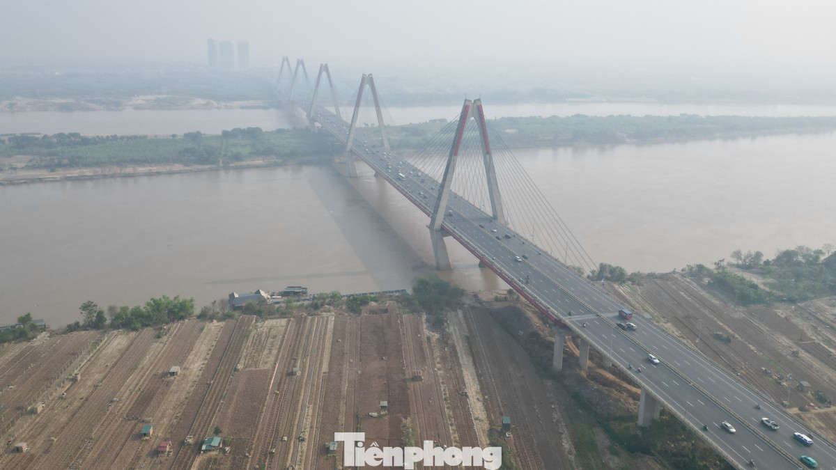 Cầu Nhật Tân lúc hơn 9 giờ sáng nay (10/10).