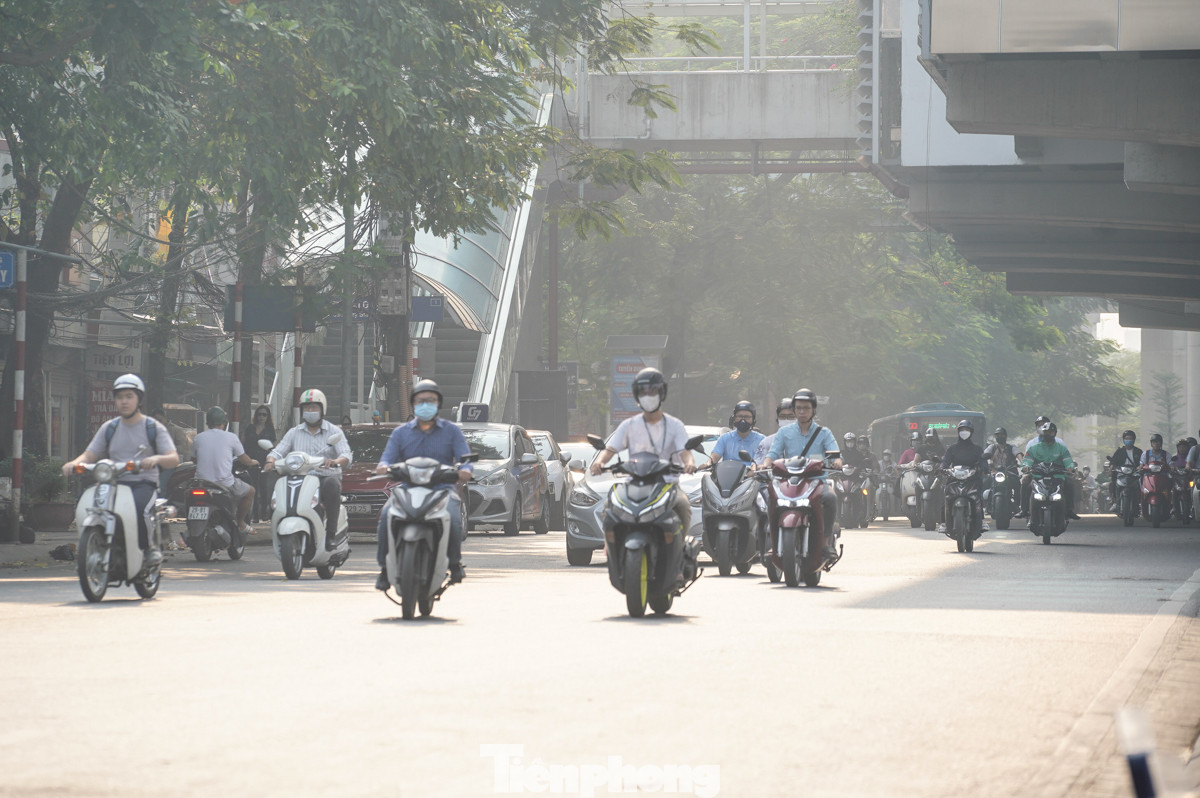 Tại website IQAir, chỉ số chất lượng không khí AQI ở Hà Nội lúc 9 giờ ngày 10/10 là 216 - đạt mức không tốt cho sức khoẻ, khuyến cáo người dân khi ra ngoài phải đeo khẩu trang.