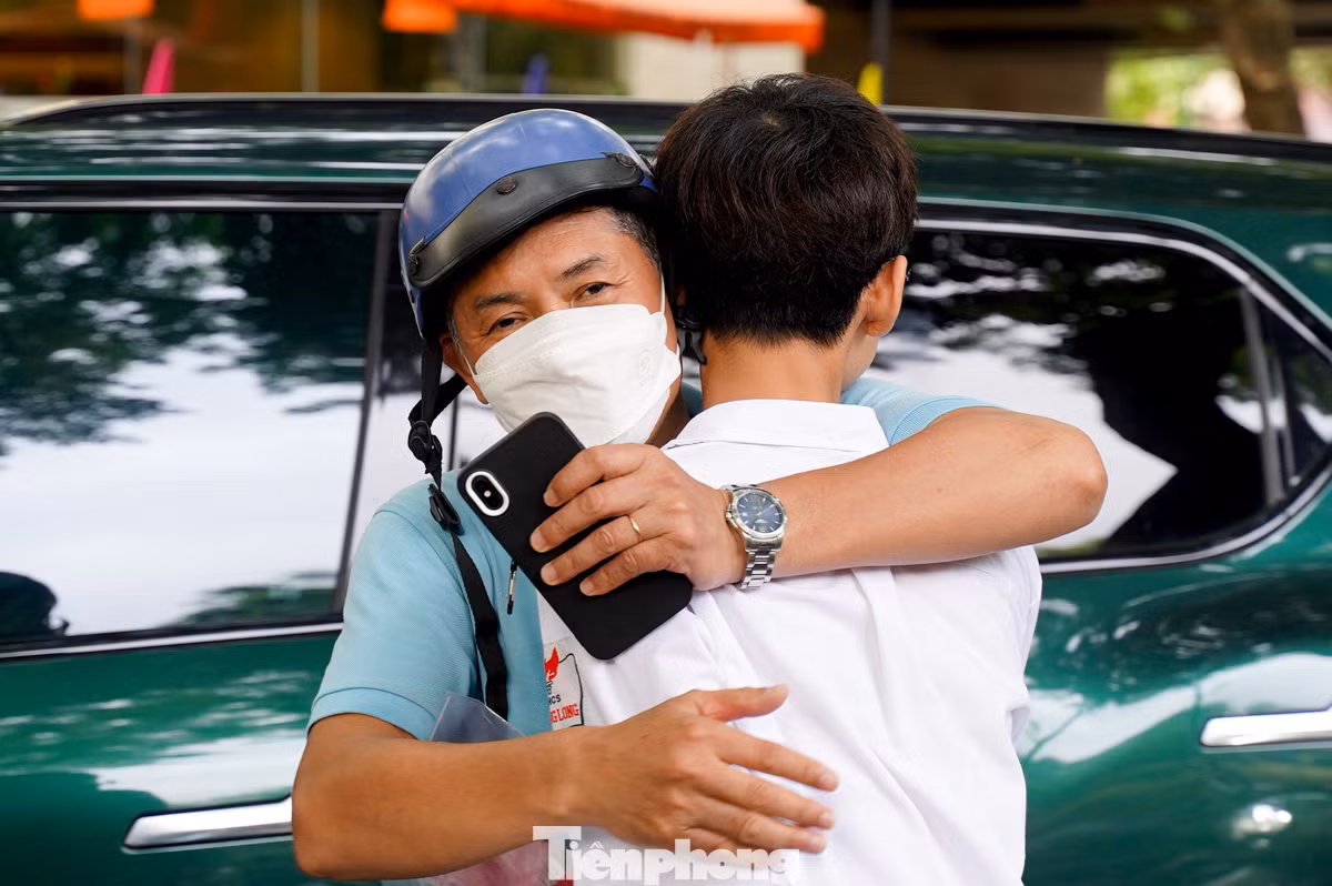 "Thật sự rất hồi hộp, cả đêm qua tôi mất ngủ, lo lắng cho con. Chỉ mong con thi tốt, đạt được kết quả cao", anh Nghiêm Viết Thắng chia sẻ.