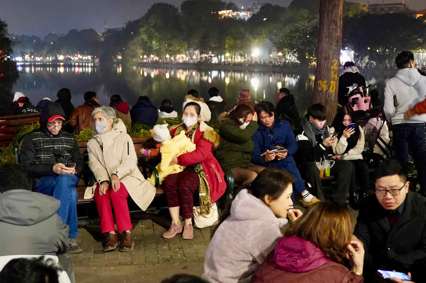 Một số người tranh thủ tới sớm, tìm một vị trí đẹp ngồi chời xem pháo hoa. Một số người tranh thủ tới sớm, tìm một vị trí đẹp ngồi chời xem pháo hoa.