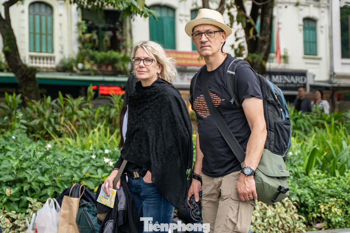 Dạo một vòng quanh Thủ đô, trên khắp các tuyến phố, dễ dàng bắt gặp cảnh người dân đi lại trong trang phục ấm áp hơn so với ngày thường.