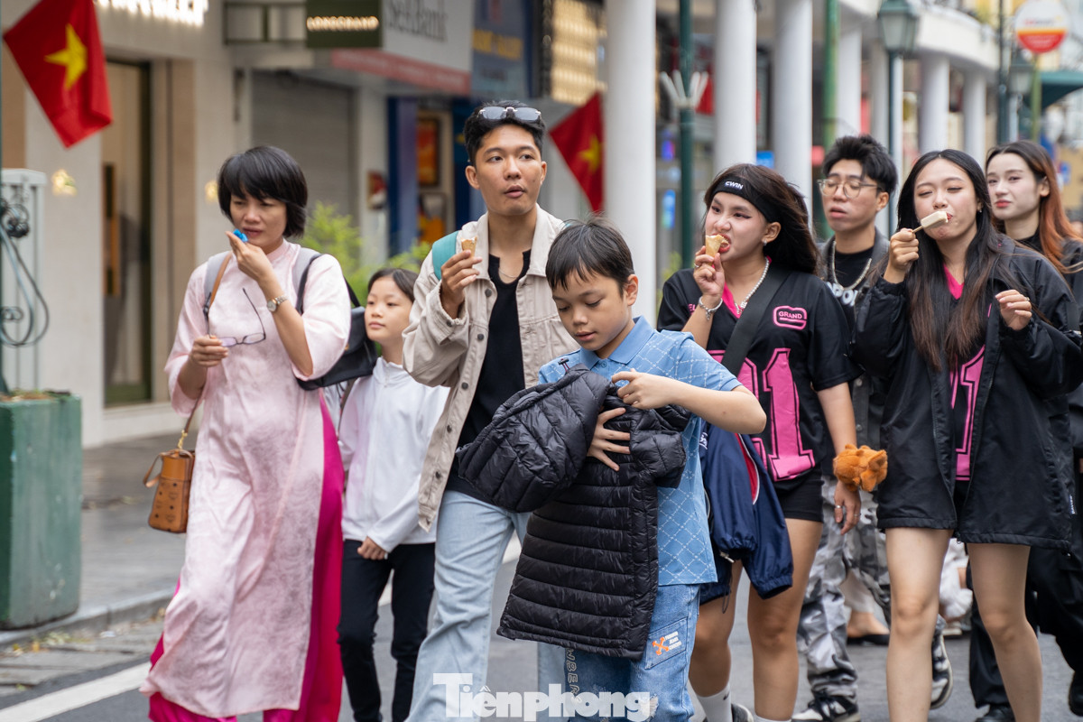 Nhiều người ra đường sáng nay đã chuẩn bị thêm chiếc áo phao để giữ ấm cơ thể khi cần thiết.