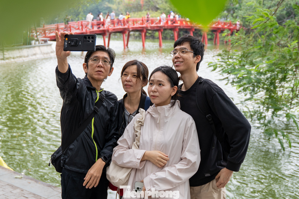 Các gia đình tranh thủ thời tiết chuyển lạnh lên phố ngắm cảnh.