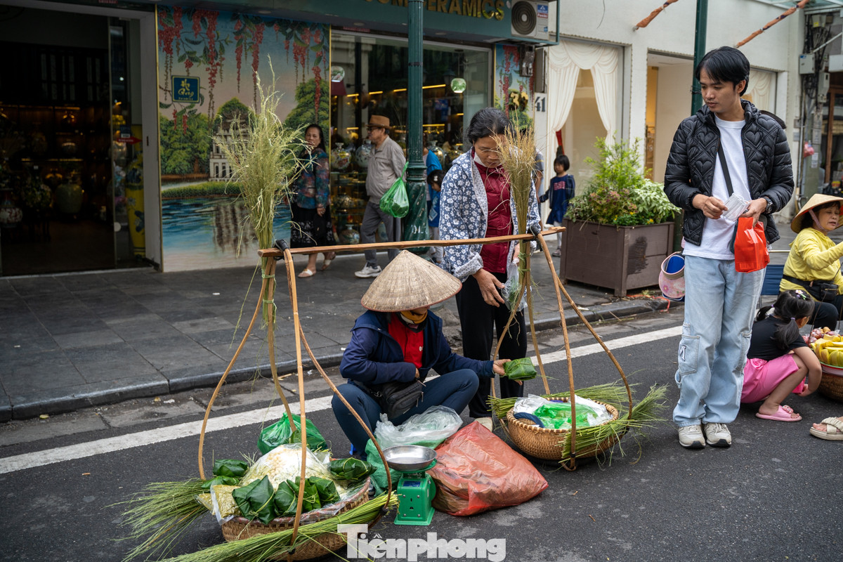 "Lạnh thế này, mua ít xôi cốm rồi đi ngồi cà phê để ăn thì đúng là tuyệt nhất", anh Dũng cho biết.
