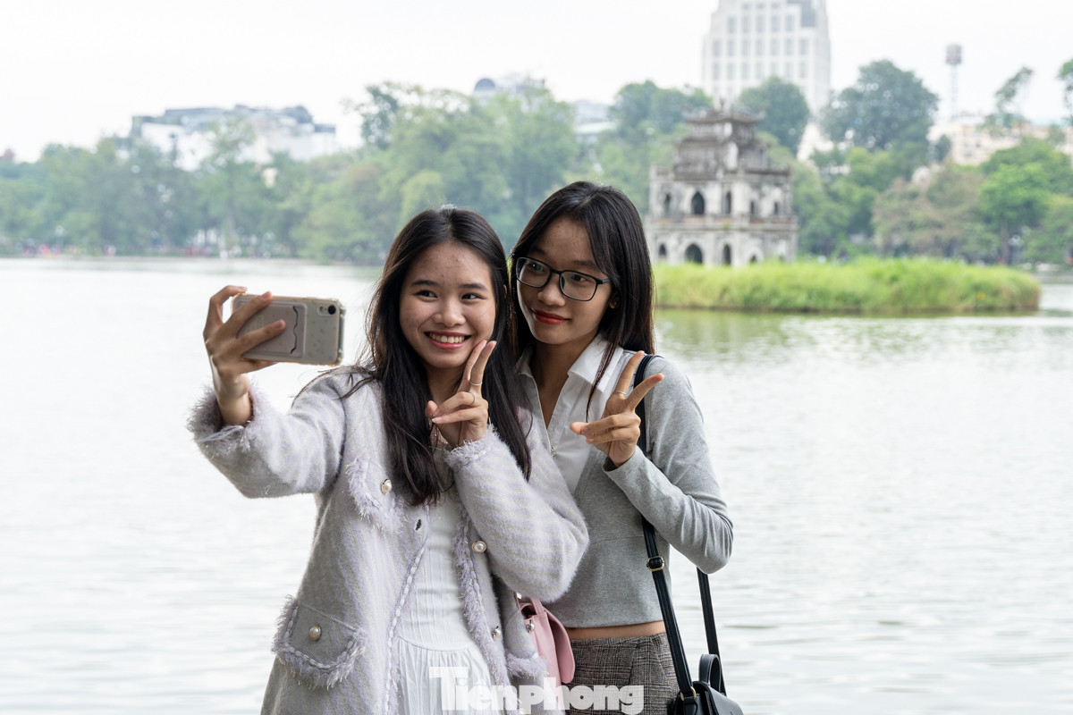 Thấy thời tiết cuối tuần trở lạnh, cô bạn Huế Đặng (quận Cầu Giấy, Hà Nội) đã chọn thêm chiếc áo len dày để giữ ấm. "Hôm nay trời lạnh hơn bình thường, cảm giác cứ như mùa đông đến sớm vậy," cô chia sẻ.