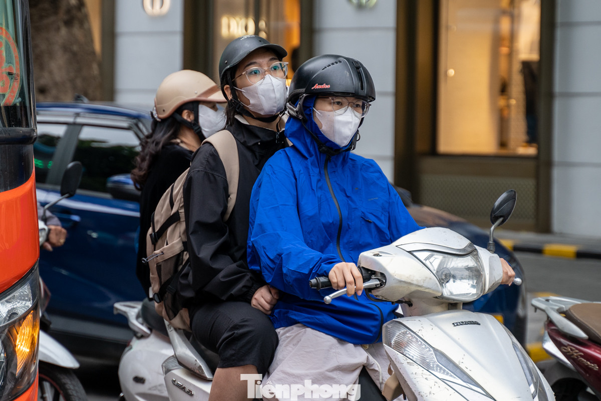 Theo Trung tâm Dự báo Khí tượng Thủy văn Quốc gia, từ sáng nay (27/10), khu vực Hà Nội bắt đầu đón đợt không khí lạnh đầu mùa với nhiệt độ giảm sâu, dao động trong khoảng 19 - 21 độ C. Tiết trời chuyển lạnh rõ rệt, khiến người dân Thủ đô khoác lên mình những chiếc áo ấm khi ra đường để giữ ấm cơ thể.