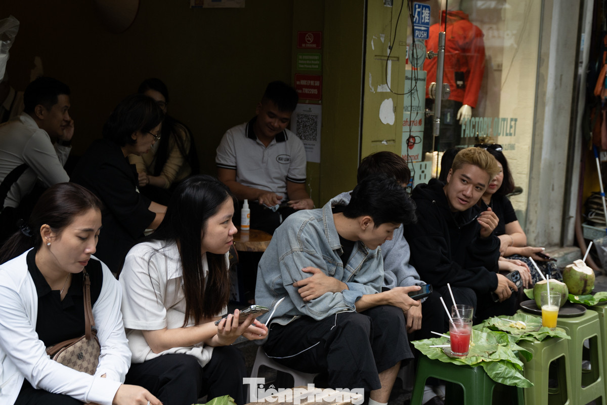 Các bạn trẻ rủ nhau ăn xôi cốm, trò chuyện ngày cuối tuần.