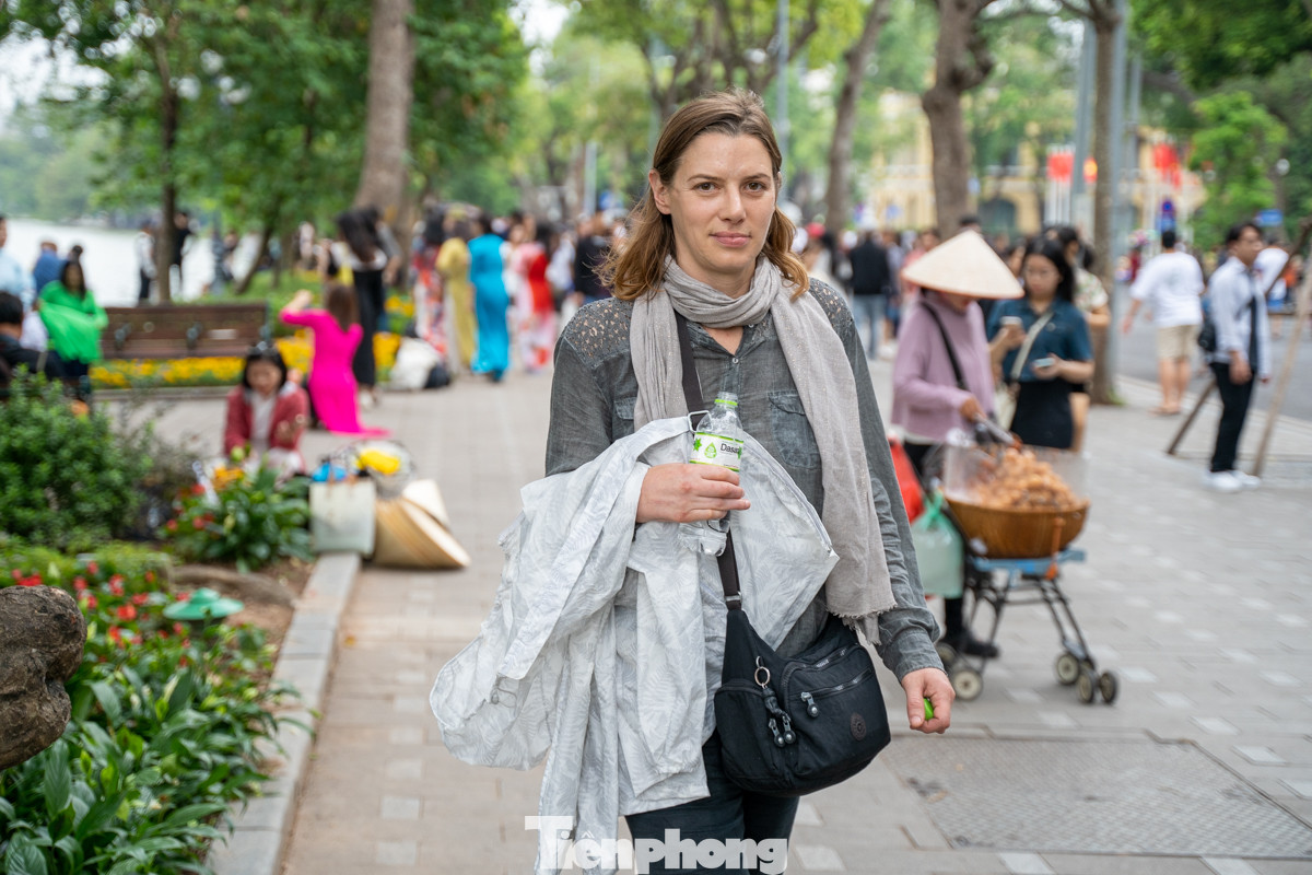 Các du khách cũng cảm nhận rõ không khí se lạnh đặc trưng của Thủ đô trong ngày hôm nay.