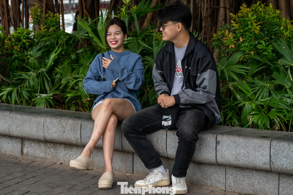 Dự báo trong những ngày tới, thời tiết Hà Nội sẽ tiếp tục chịu ảnh hưởng của đợt không khí lạnh, với nền nhiệt duy trì ở mức thấp vào sáng sớm và ban đêm. Ngày mai (28/10), nhiệt độ dao động trong khoảng 19 - 23 độ C, trời se lạnh, đặc biệt vào sáng sớm và tối.