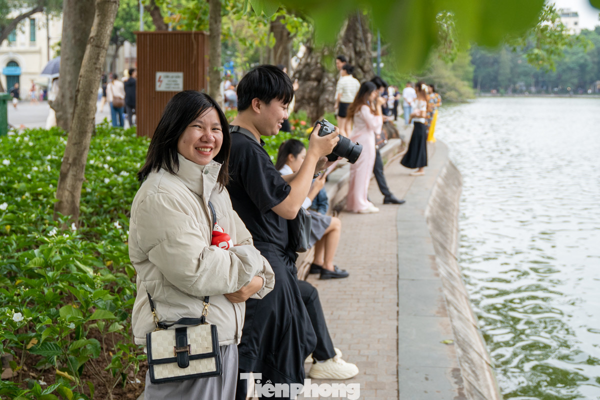 "Thời tiết chớm lạnh của Hà Nội, kết hợp với không khí mùa Thu là điều rất tuyệt vời đối với tôi", bạn nữ chia sẻ.